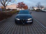 Alfa Romeo Giulia 2.2 Diesel 16V 132 kW 8fach Bereifung  - schwarze Alfa Romeo Giulia