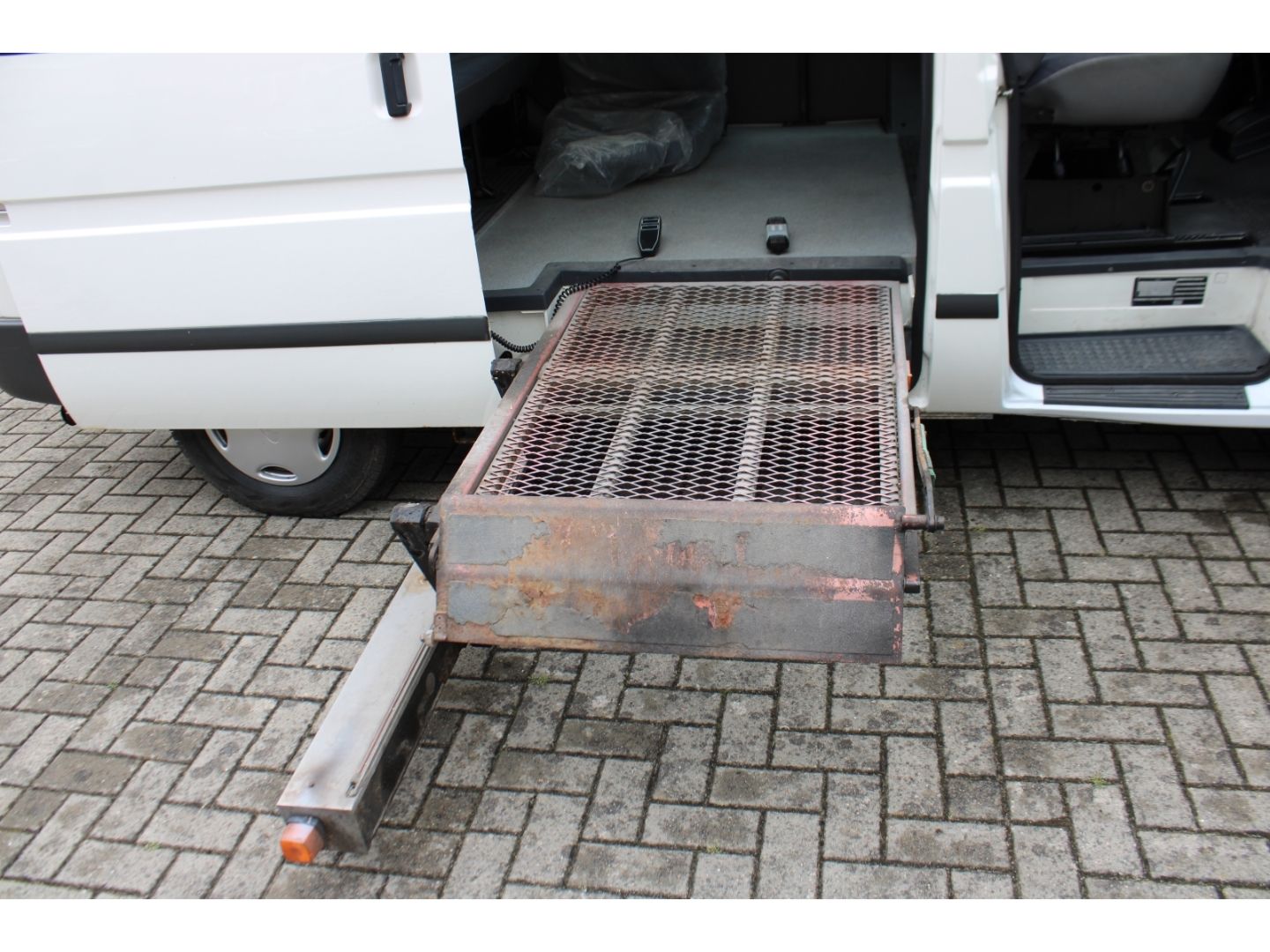 Fahrzeugabbildung Ford Transit Kombi 2.5 FT 100 Behindertengerecht Roll