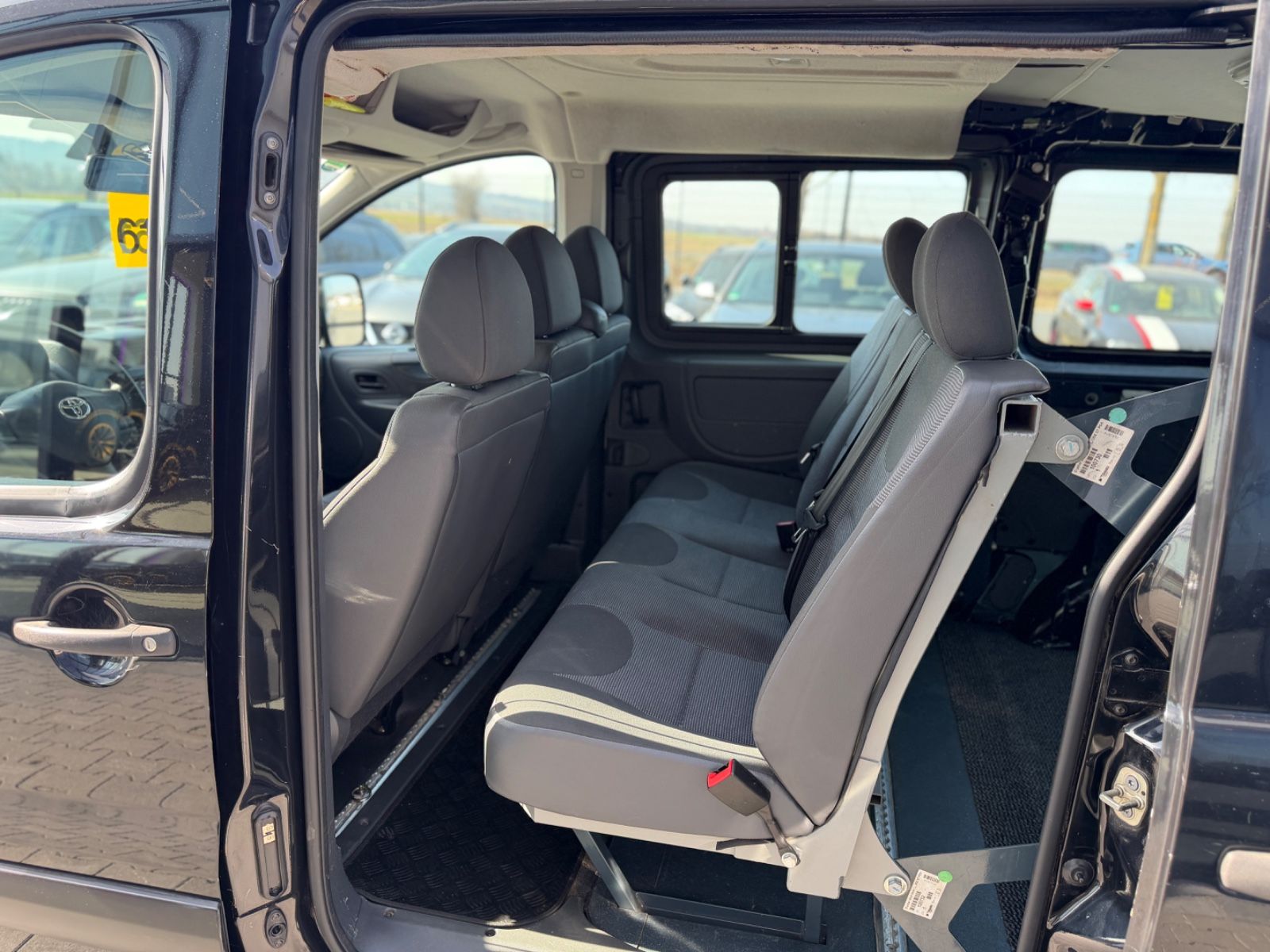 Proace L2H1 Comfort 2.0 6-Sitzer Rollstuhl Rampe