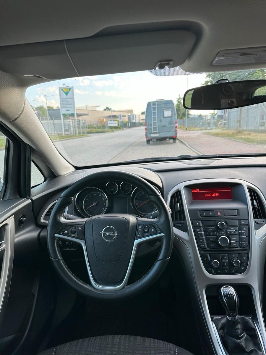 Opel Astra 2012 — photo 14