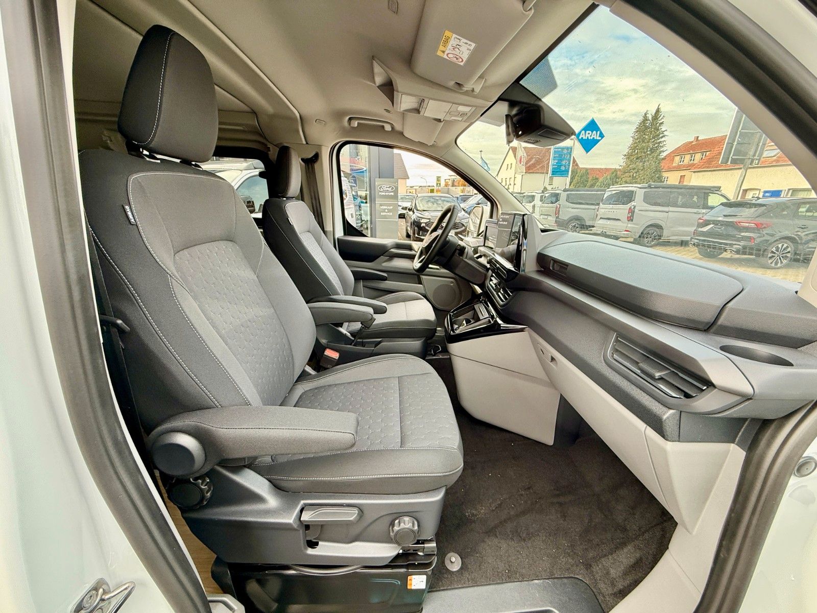 Vehicle details page 7 Vehicle image Ford Nugget L1 Coast | New model V710