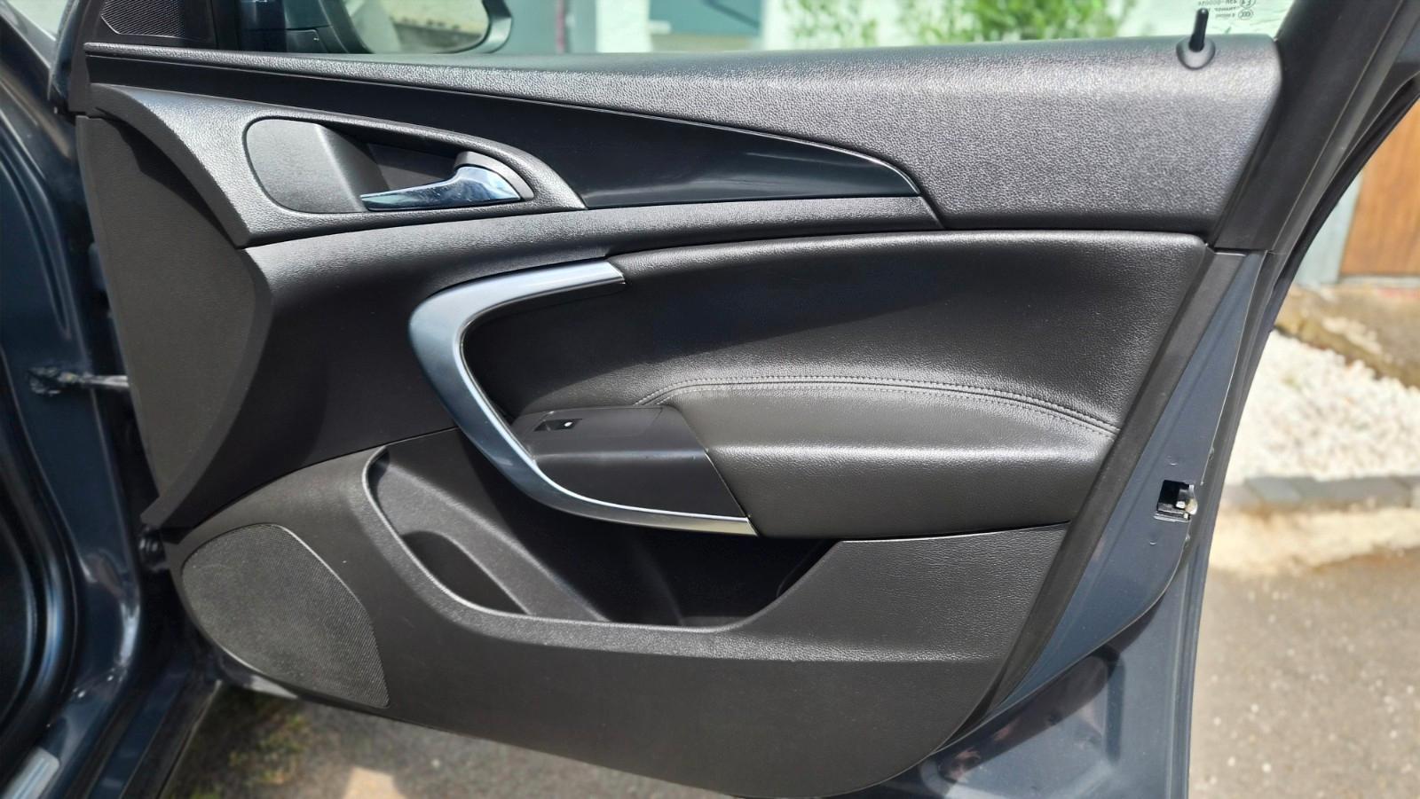 Opel Insignia 2012 — photo 16