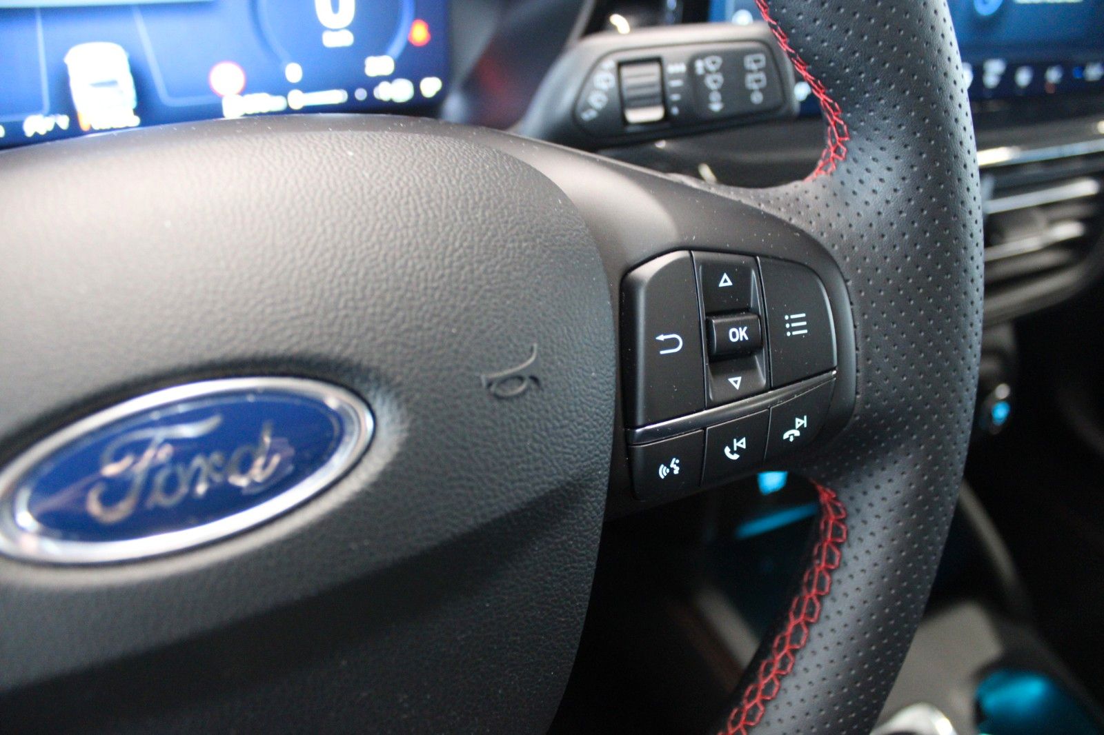 Fahrzeugabbildung Ford Focus ST-Line X Aut. LED ACC Leder Pano HUD Wint