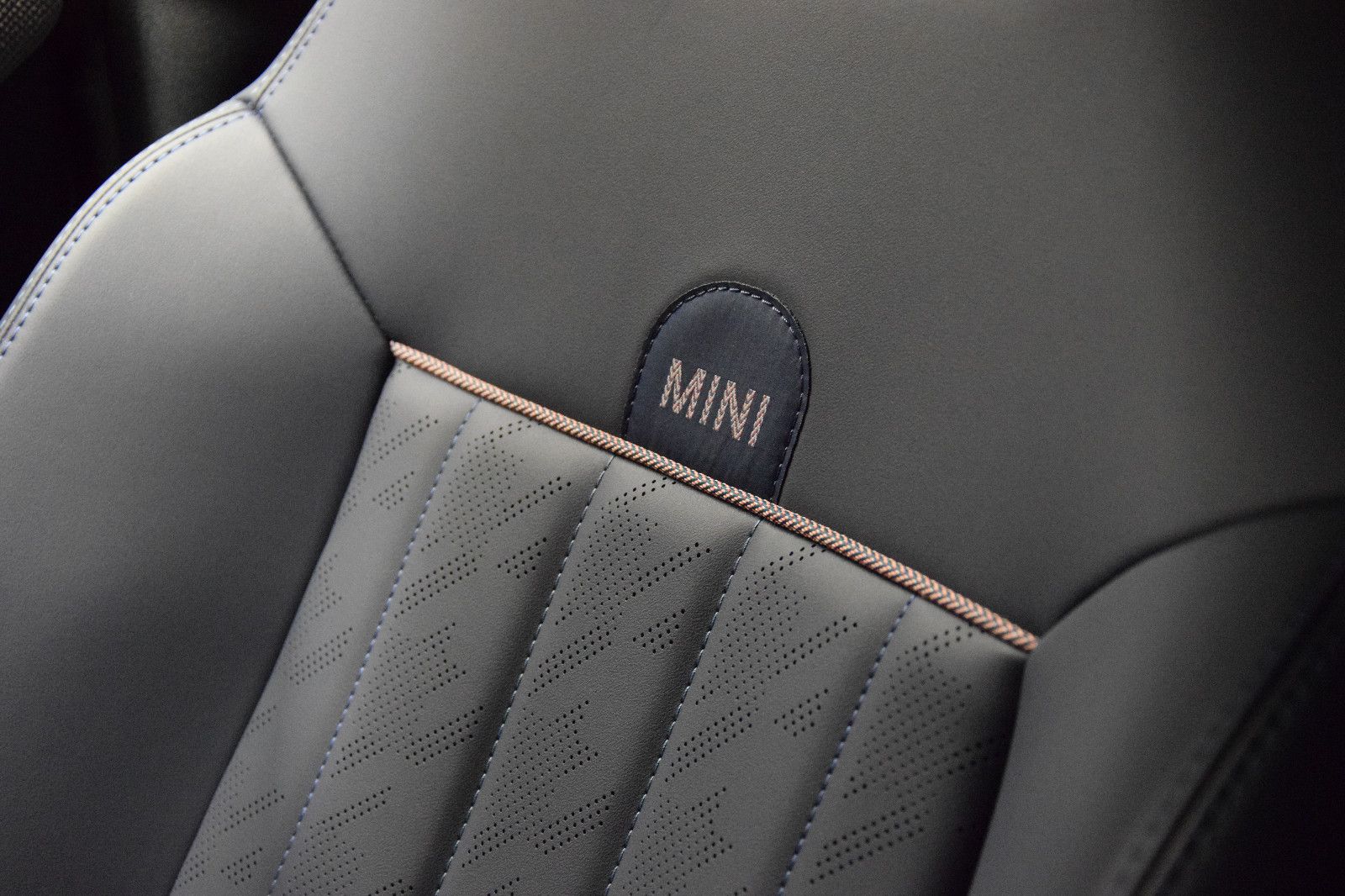 Fahrzeugabbildung MINI COOPER Mini 3-trg. Favoured Trim HeadUp Leder