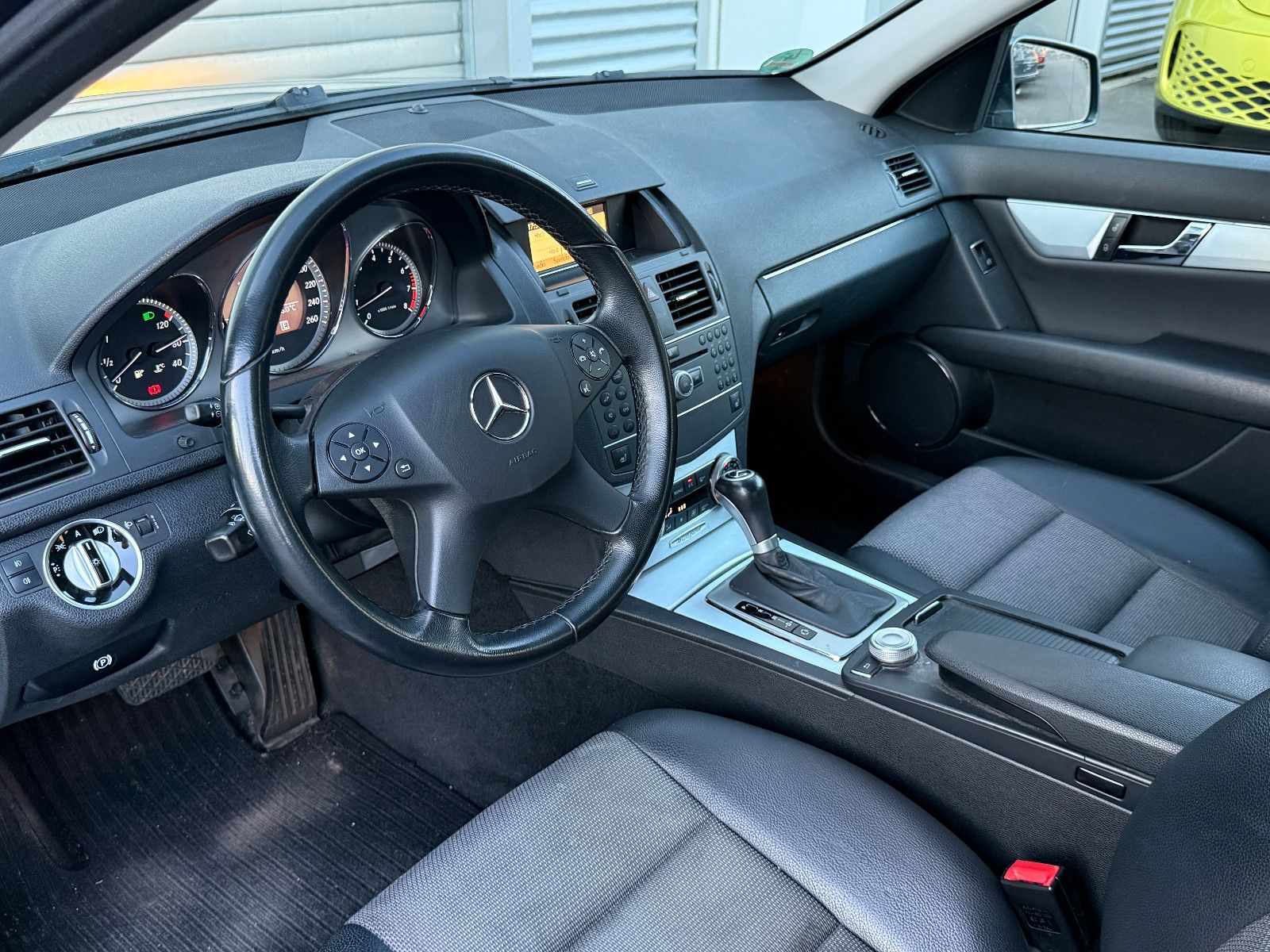 Fahrzeugabbildung Mercedes-Benz C 200 T CGI BlueEff Avantgarde Aut AHK GRA SHZ