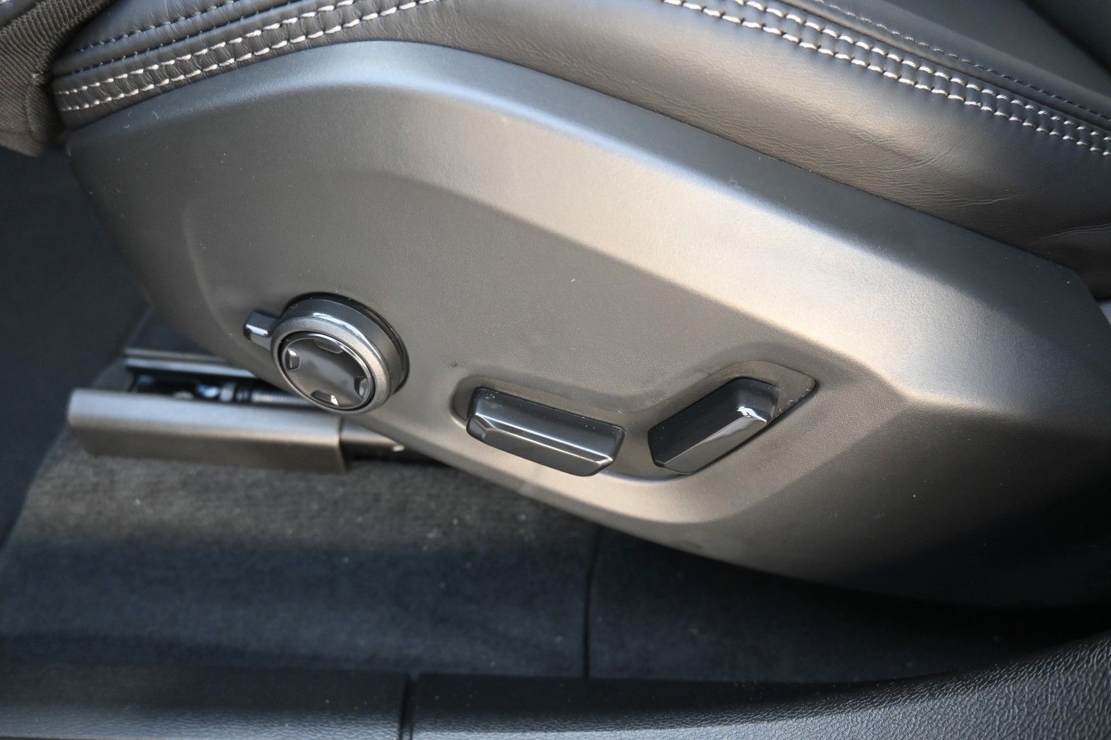 Fahrzeugabbildung Volvo XC60 B5 B Ultra Black Edition*LUFT*360°*Massage*