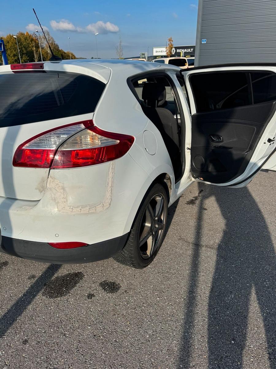 Renault Megane 2011 — engine 140 HP (103kW)