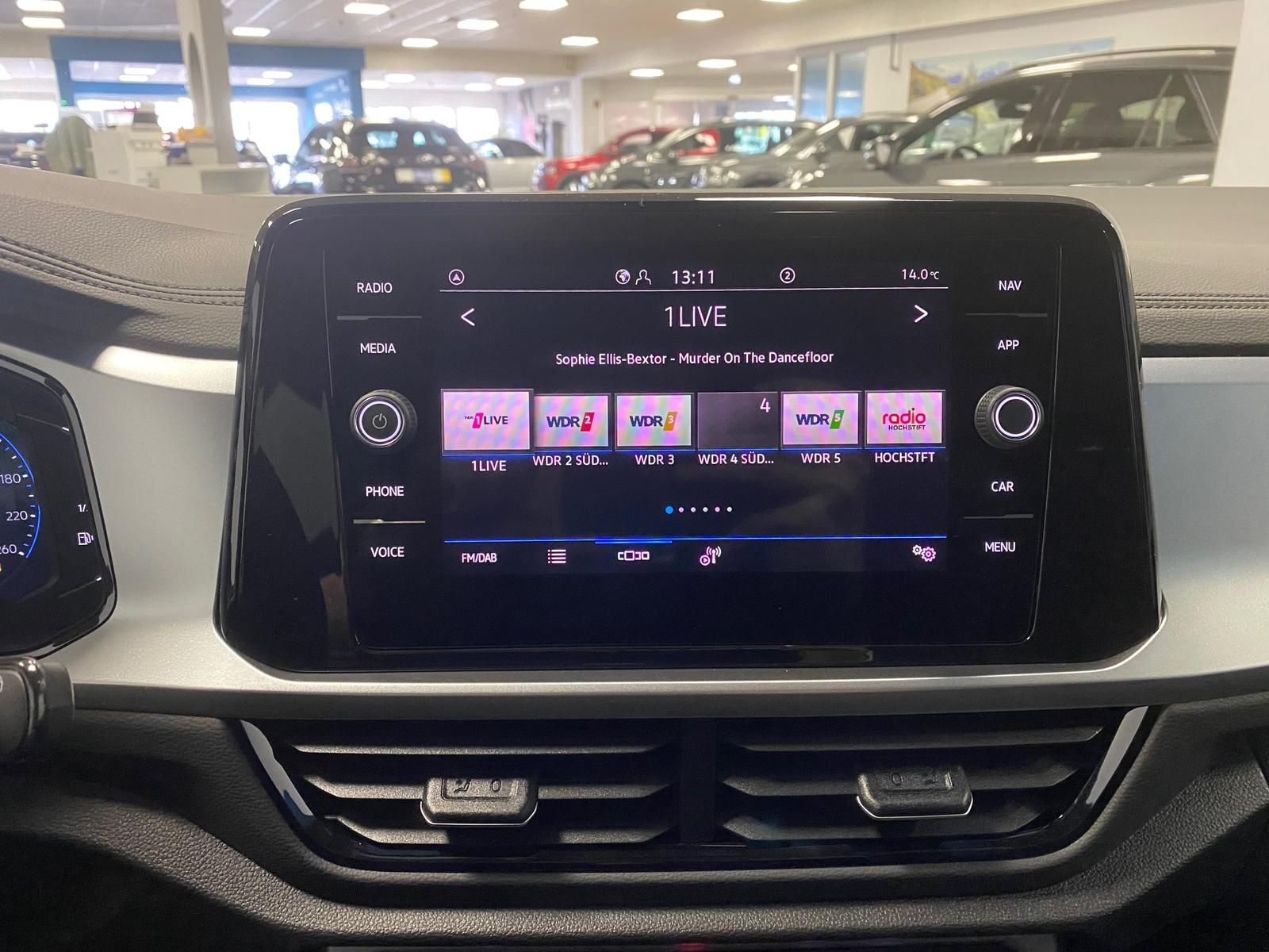 Fahrzeugabbildung Volkswagen T-Roc 1.5 TSI DSG LIFE+ACC+AHK+BHZ Lenkrad+RFK++