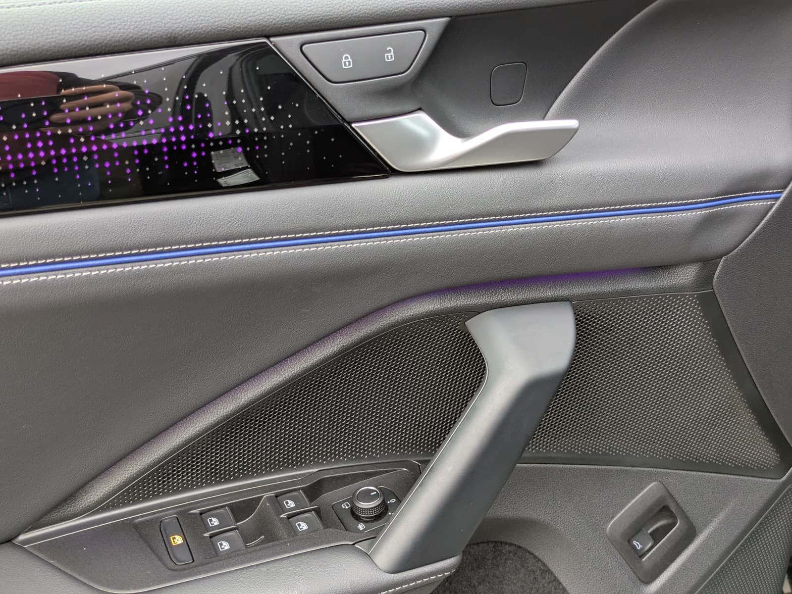 Fahrzeugabbildung Volkswagen Tiguan 2.0 TDI 4M R-Line PANO*H&K*AHK*MATRIX*20"