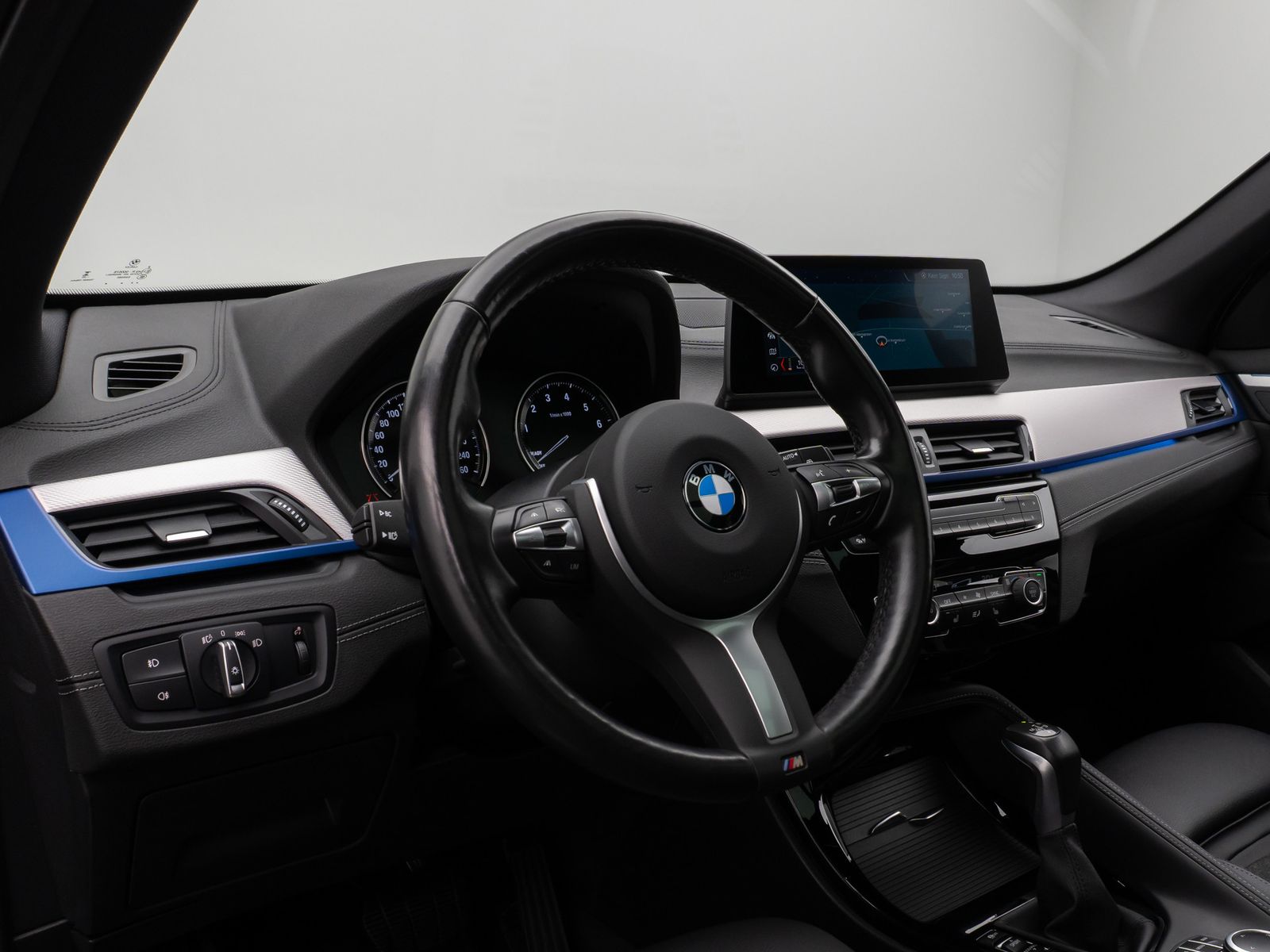Fahrzeugabbildung BMW X1 xD25e M Sport Panorama Kamera HUD DAB HiFi