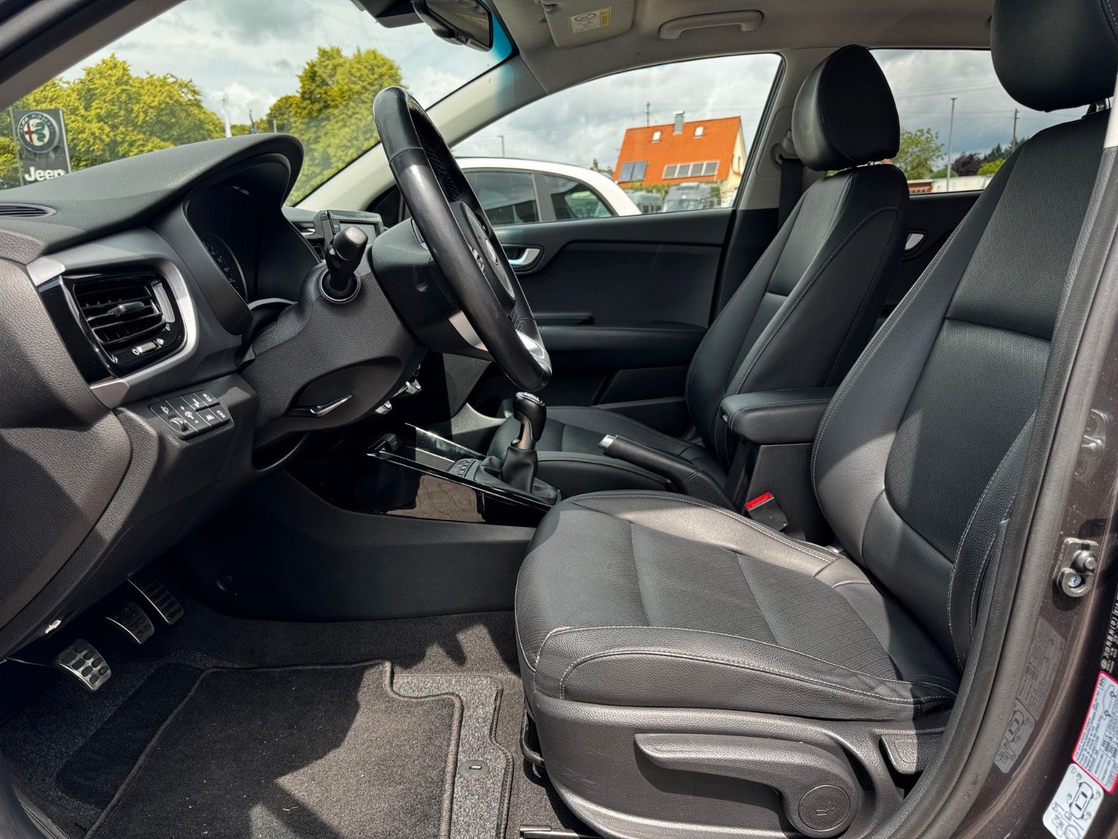Fahrzeugabbildung Kia Stonic 1.0 T-GDI PLATINUM Navi Kamera Sitzhzg.