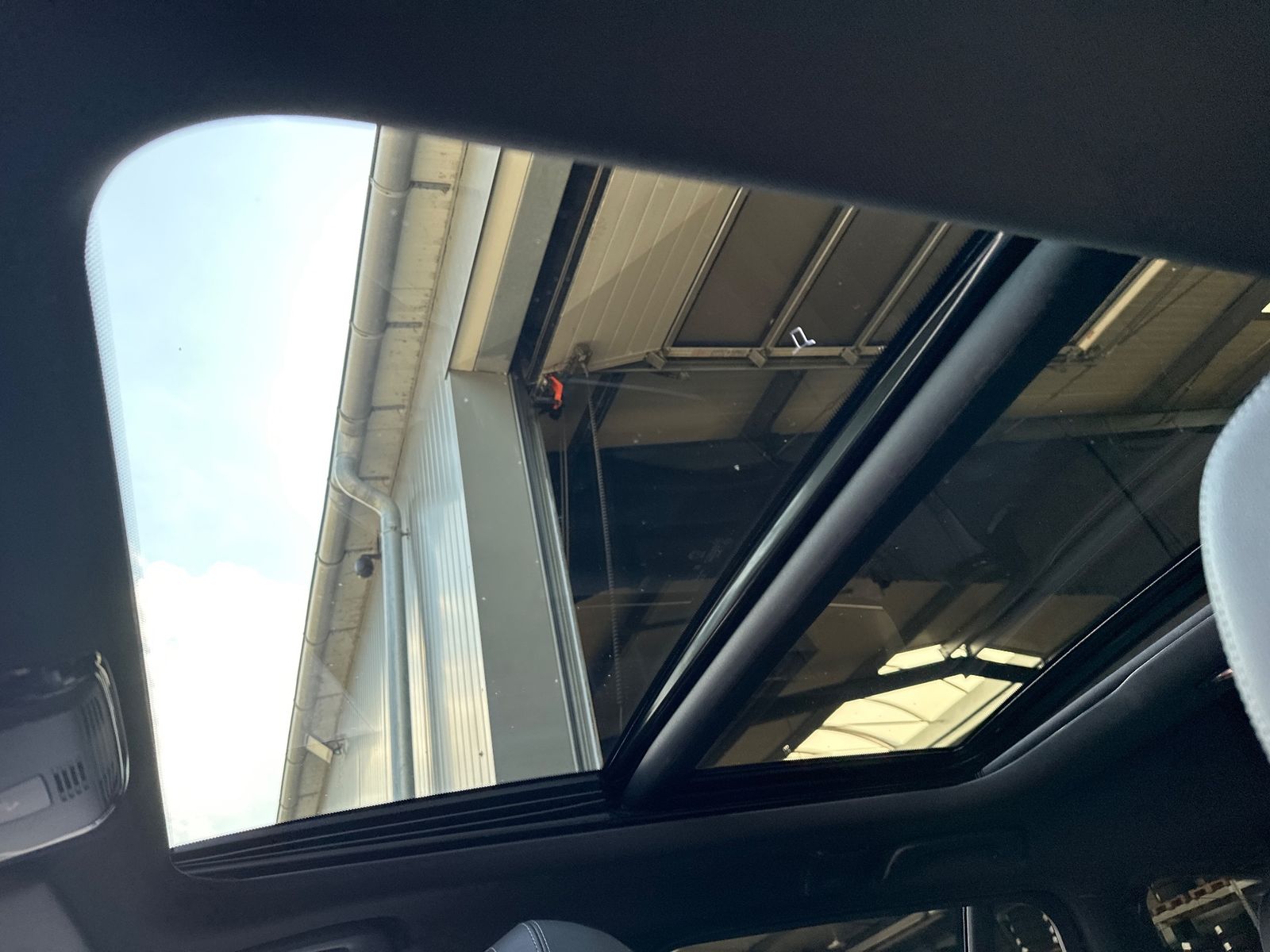 Fahrzeugabbildung BMW 320d Touring M-Sport NAV+LED+PANO+SHZ+PDC+DAB