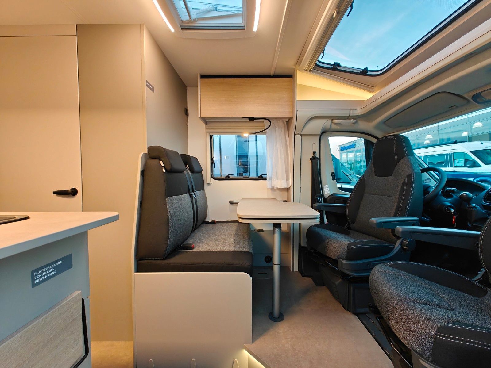 Fahrzeugabbildung LMC Tracer V 670 - Tracer Van Paket, 140PS, MJ2026 -