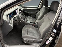Fahrzeugabbildung Volkswagen Golf VIII Variant Life Navi Sitzh LED ACC AHK
