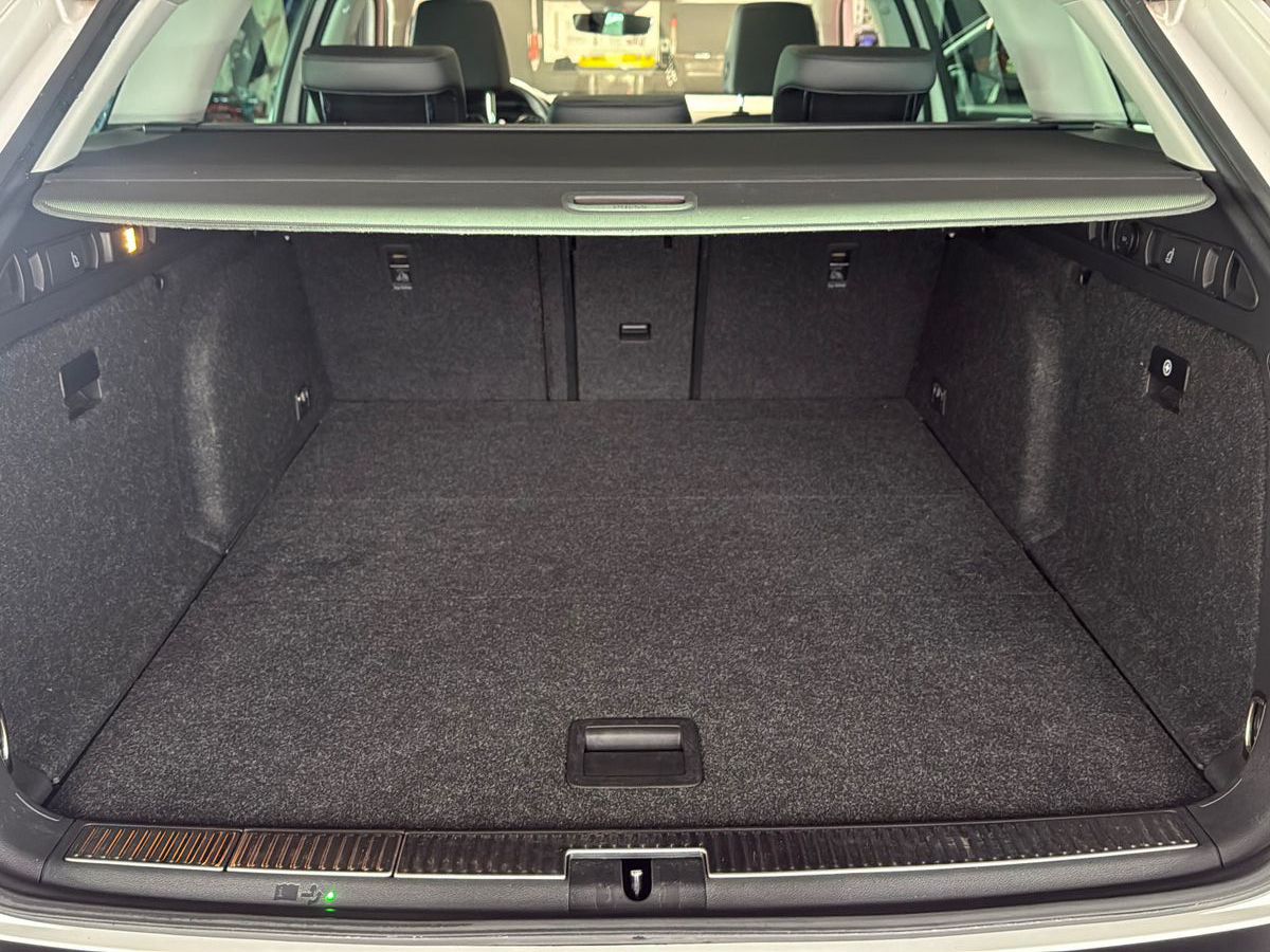 Fahrzeugabbildung SKODA Superb Combi Premium Edition/ AHK