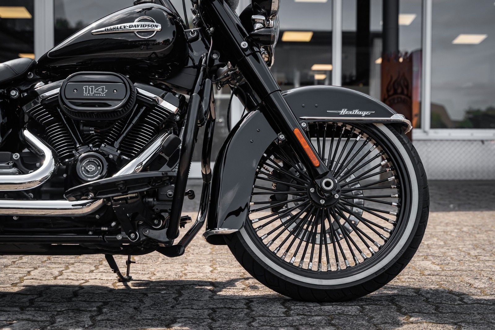 Fahrzeugabbildung Harley-Davidson FLHC Heritage - Chicano Umbau - Motorumbau -
