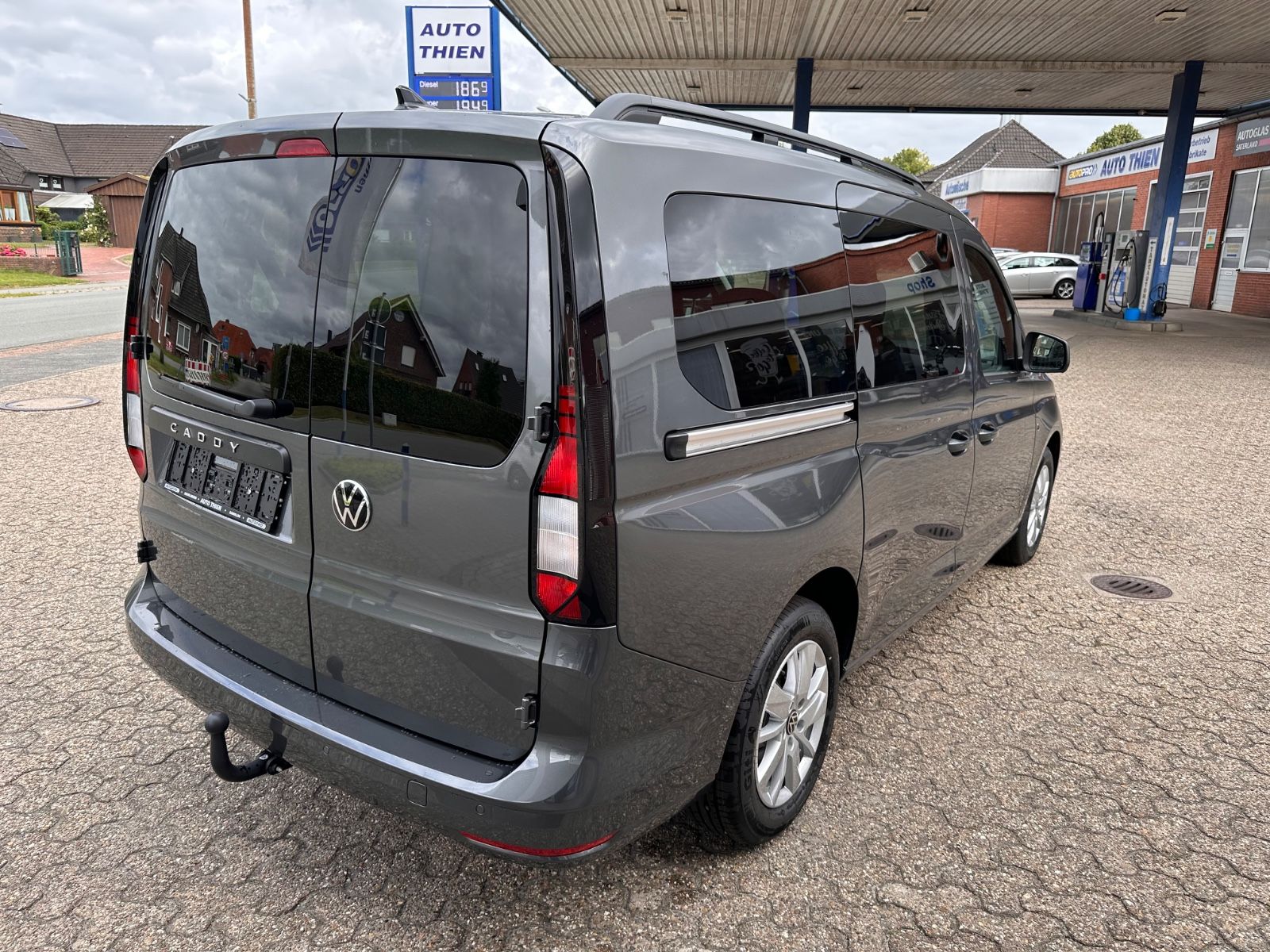 Fahrzeugabbildung Volkswagen Caddy Maxi Kombi 1.5 TSI Life DSG AHK/ACC/APP