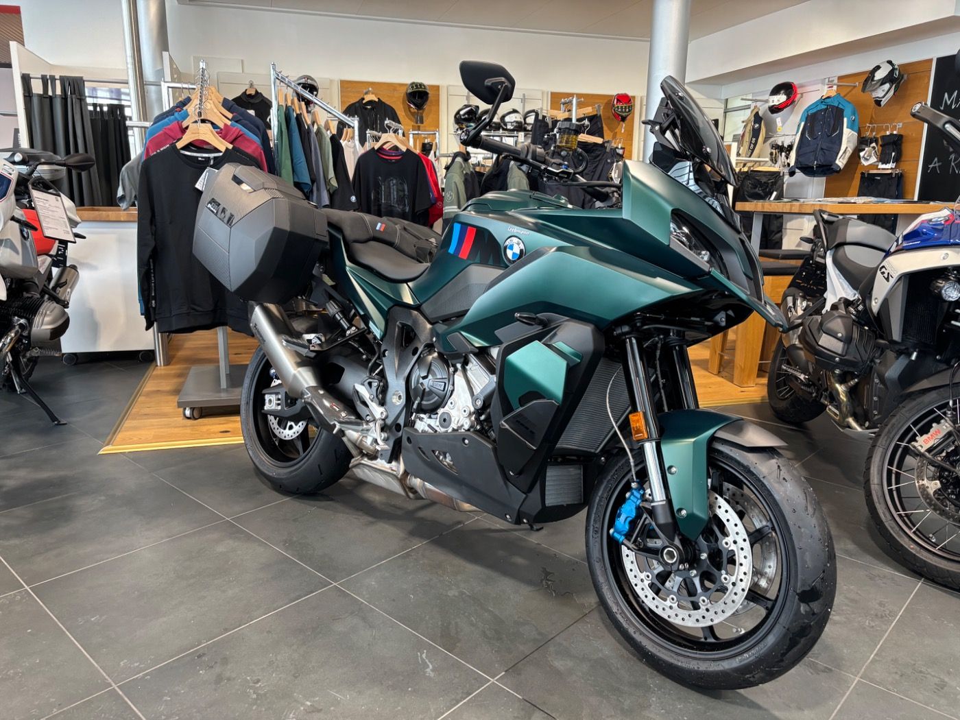 Fahrzeugabbildung BMW M 1000 XR mit Seitenkoffer