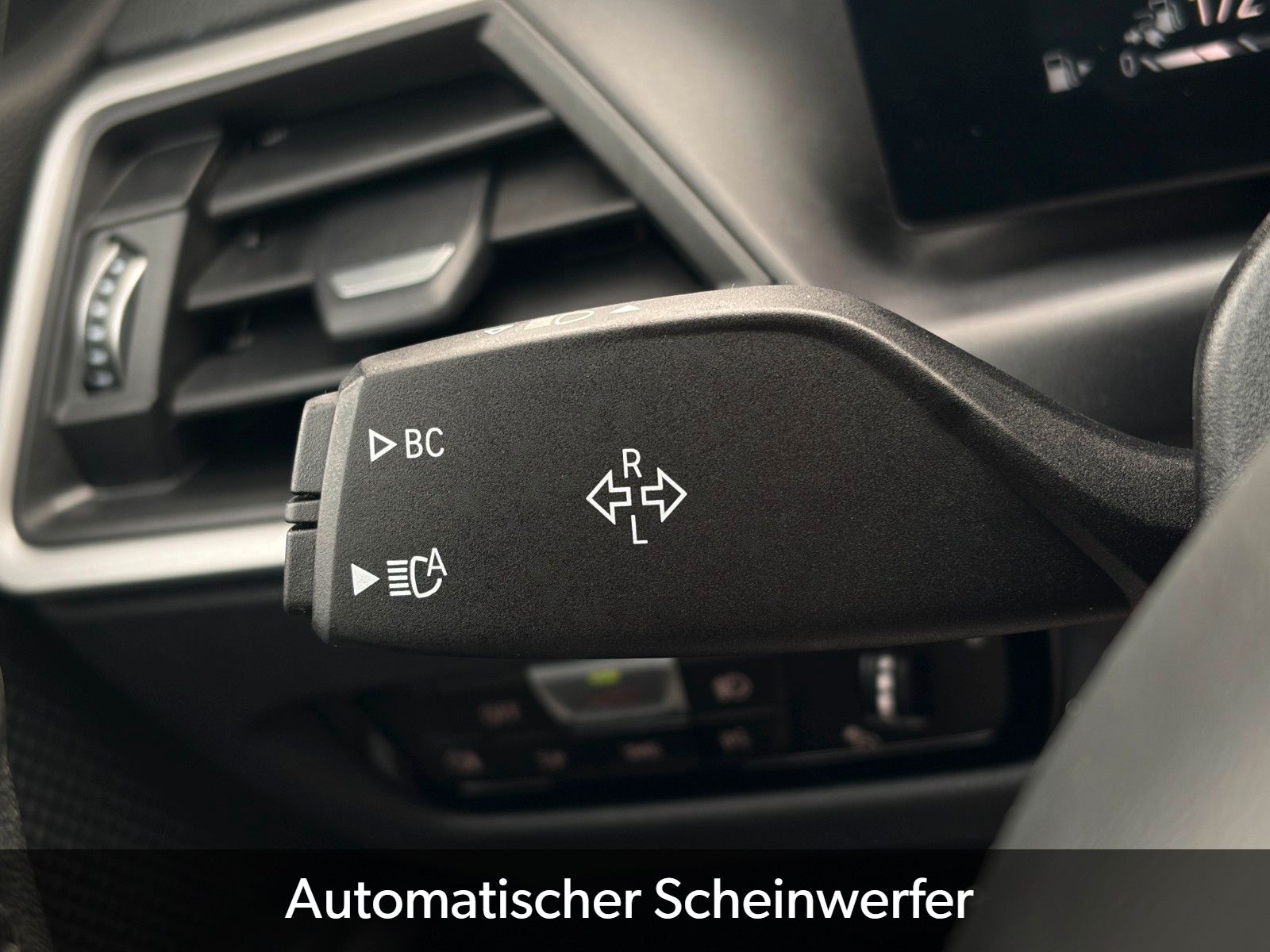 Fahrzeugabbildung BMW 330e Touring ACC HuD HiFi CAM Navi LED CarPlay