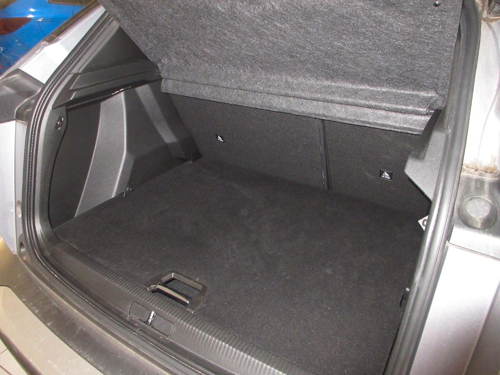Fahrzeugabbildung Peugeot 2008 Allure 1.2T LED/NAVI/PDC/R´CAM/ALU