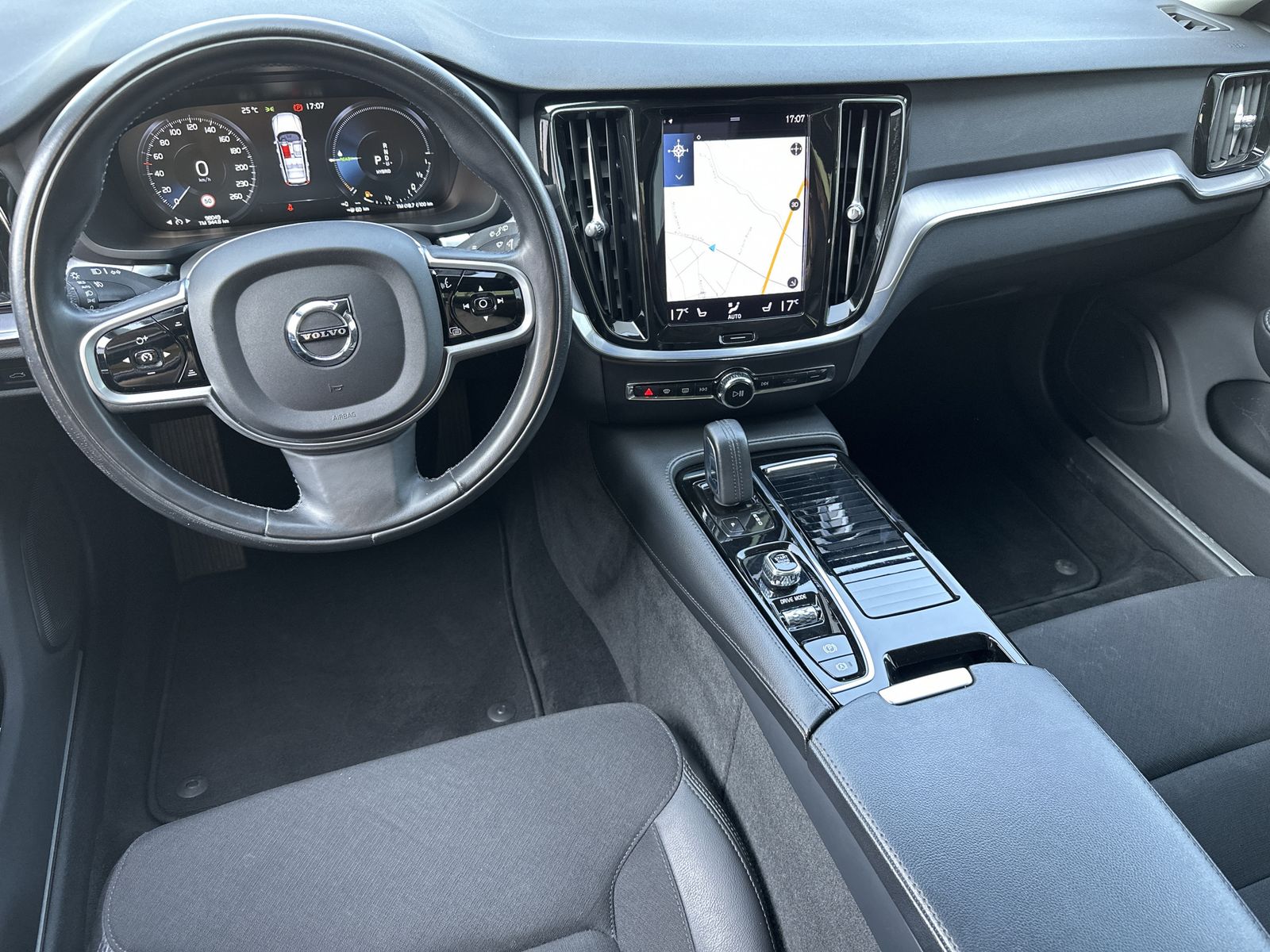 Fahrzeugabbildung Volvo V60 T6 AWD Recharge Inscription NAV+LED+H&K+PANO