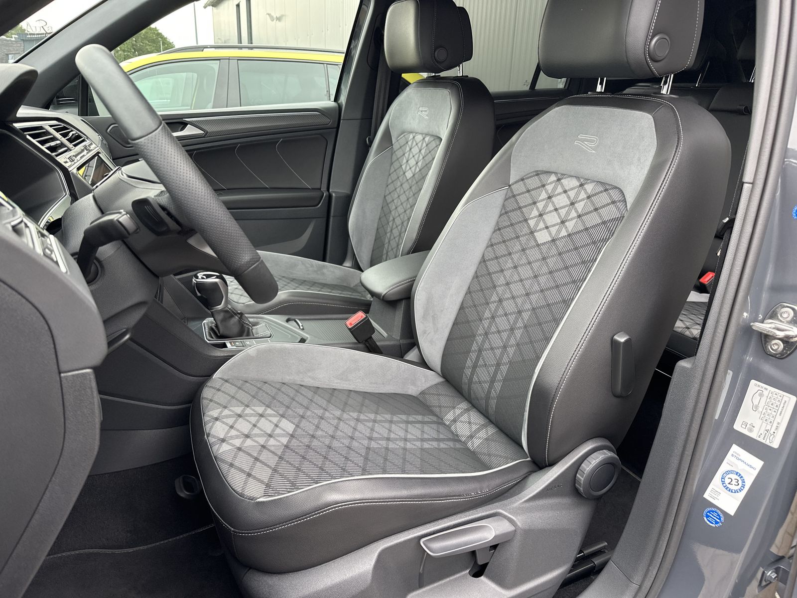 Fahrzeugabbildung Volkswagen Tiguan 1.5 TSI DSG R-Line NAV+MATRIX+ACC+360°CAM