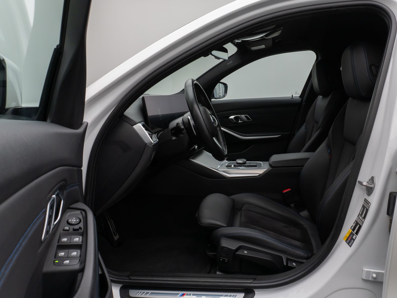 Fahrzeugabbildung BMW 330e M Sport Kamera DAB HUD Alarm Parkassistent