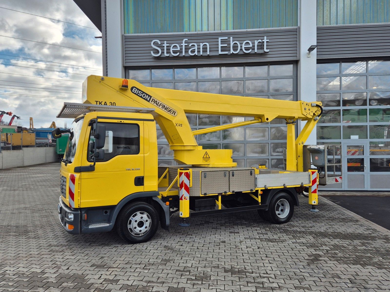Fahrzeugabbildung MAN TGL 8.150 4x2 Bison Palfinger TKA 30