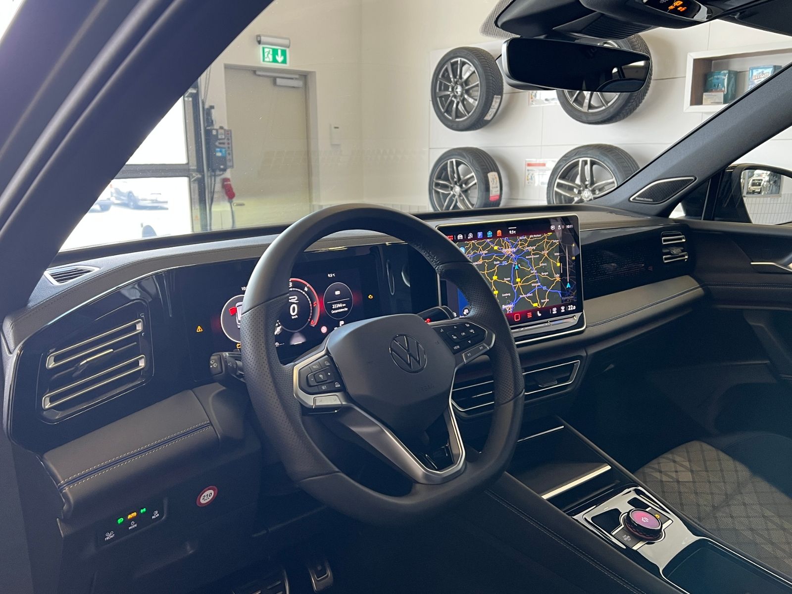 Fahrzeugabbildung Volkswagen Tiguan R-Line 2.0 TDI DSG 4MOTION *AHK, IQ.Light