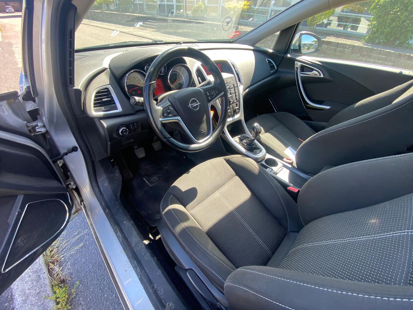 Opel Astra 2012 — photo 10