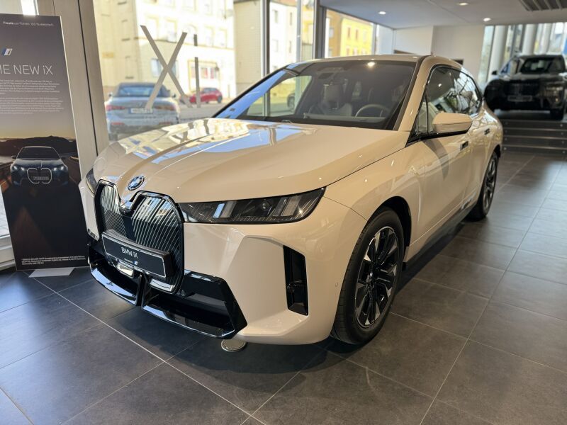BMW iX xDrive60 Tageszulassung 25%