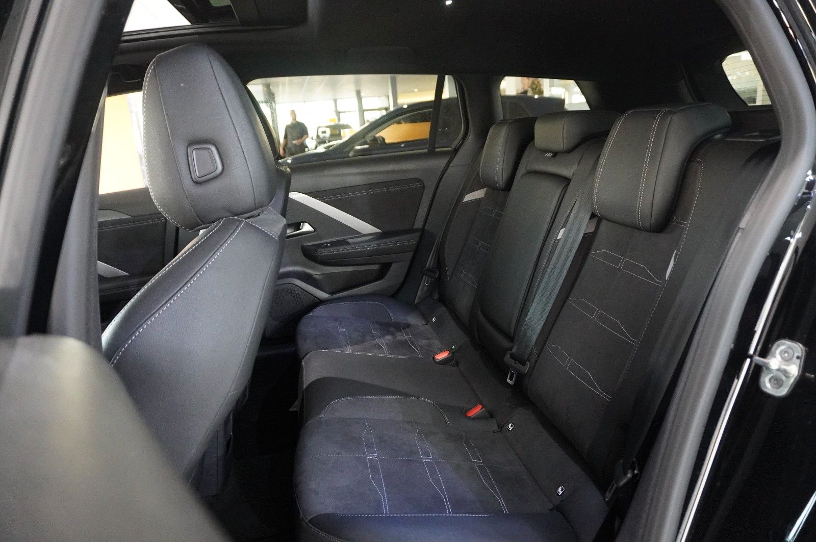 Fahrzeugabbildung Opel Astra L ST 1.2T ULTIMATE NAVI/LED/360°/VIRT/DAB+