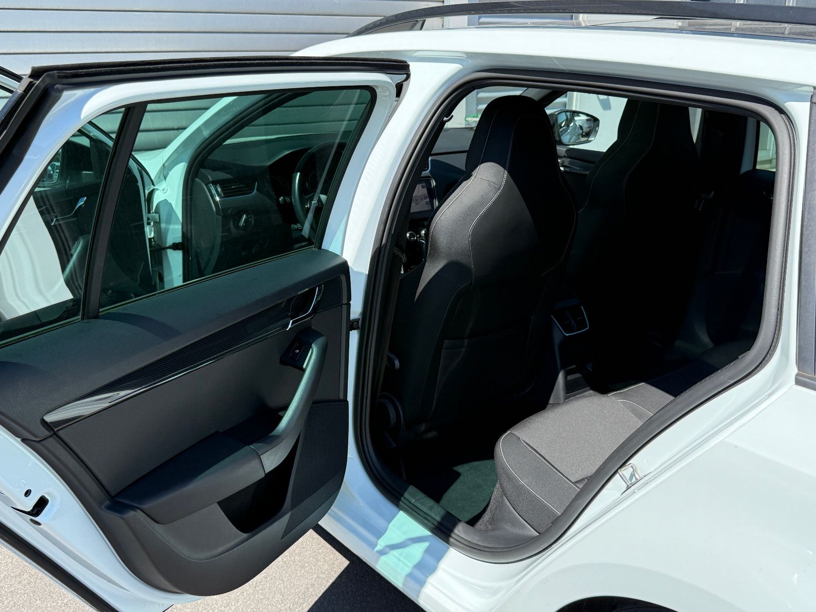 Skoda Octavia Combi RS DSG ACC LED Navi Pano Kam SHZ foto 25