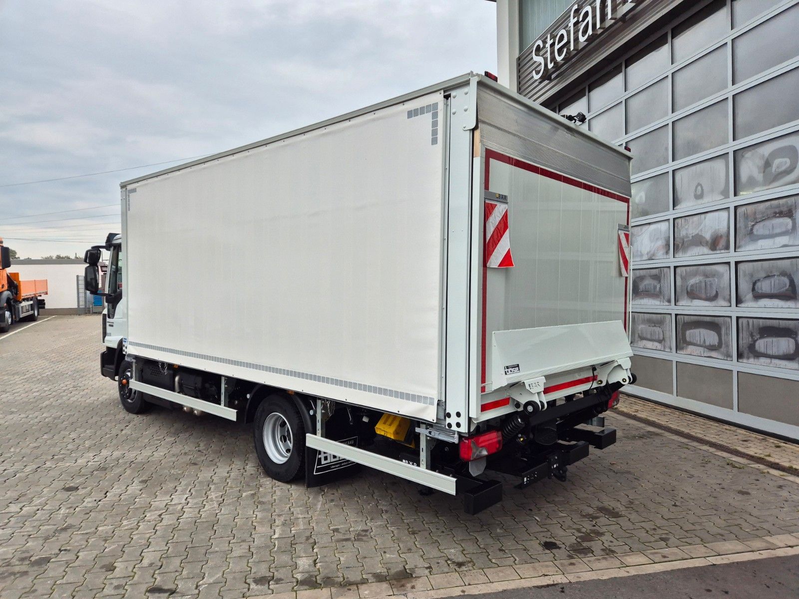 Fahrzeugabbildung Iveco Eurocargo ML120EL25/P Böse Schiebeplanen LBW AHK
