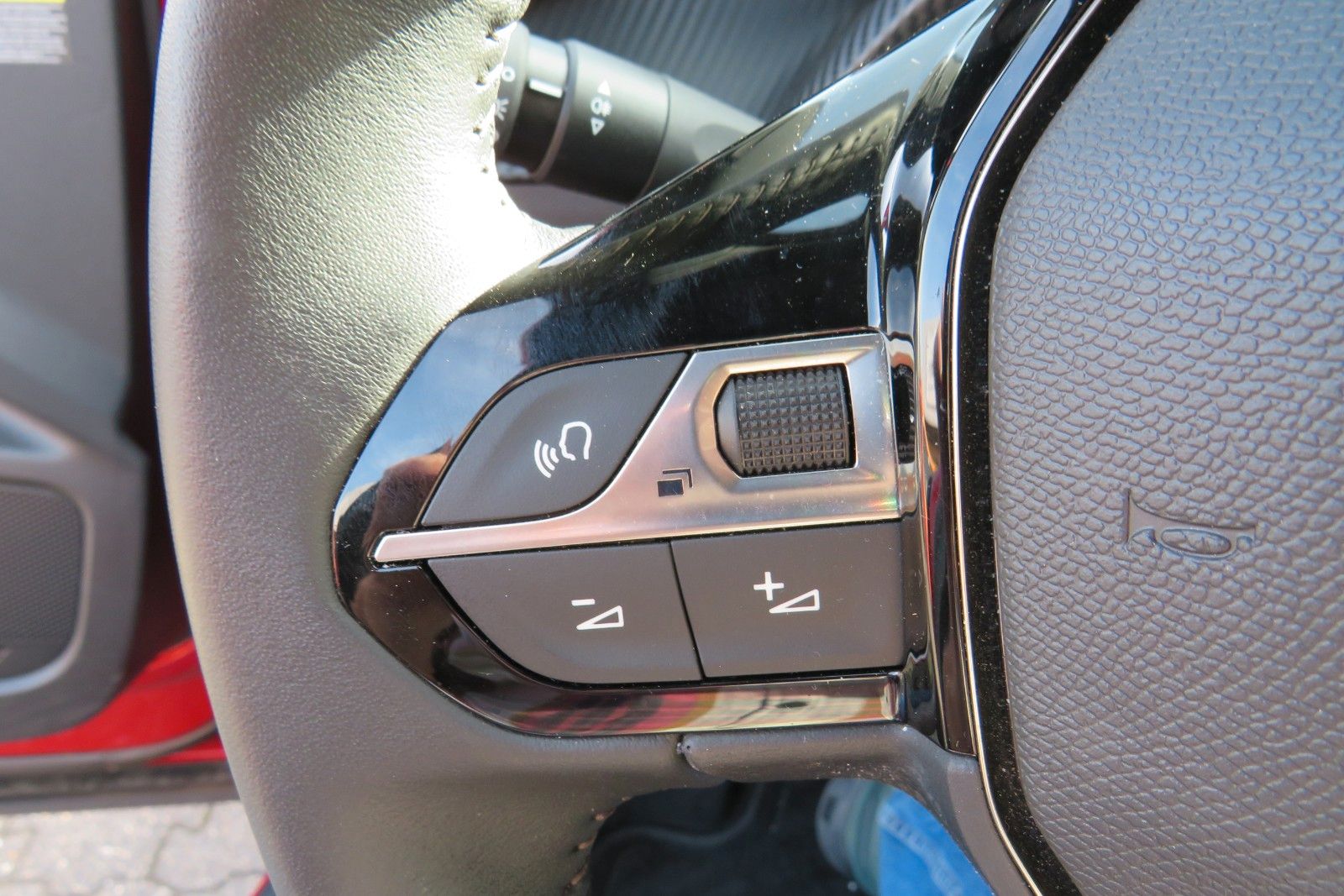 Fahrzeugabbildung Peugeot 2008 e- ALLURE NAVI GRA APP-CON SITZH. PDC 1.HD