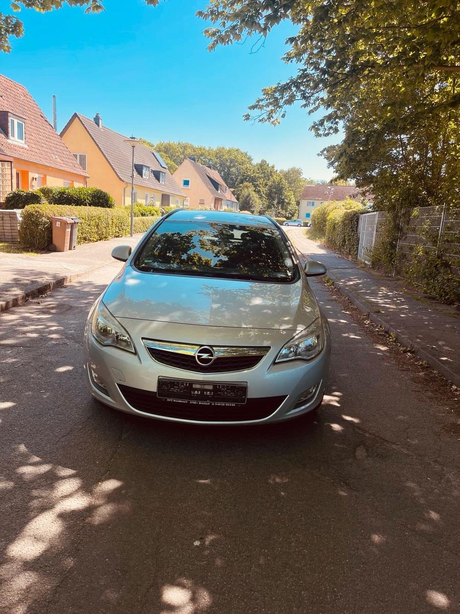 Opel Astra 2011 — photo 6