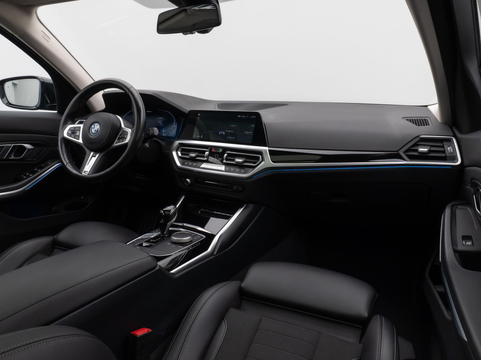 Fahrzeugabbildung BMW 330e xD SportLine Panorama Laser HUD DAB Komfort