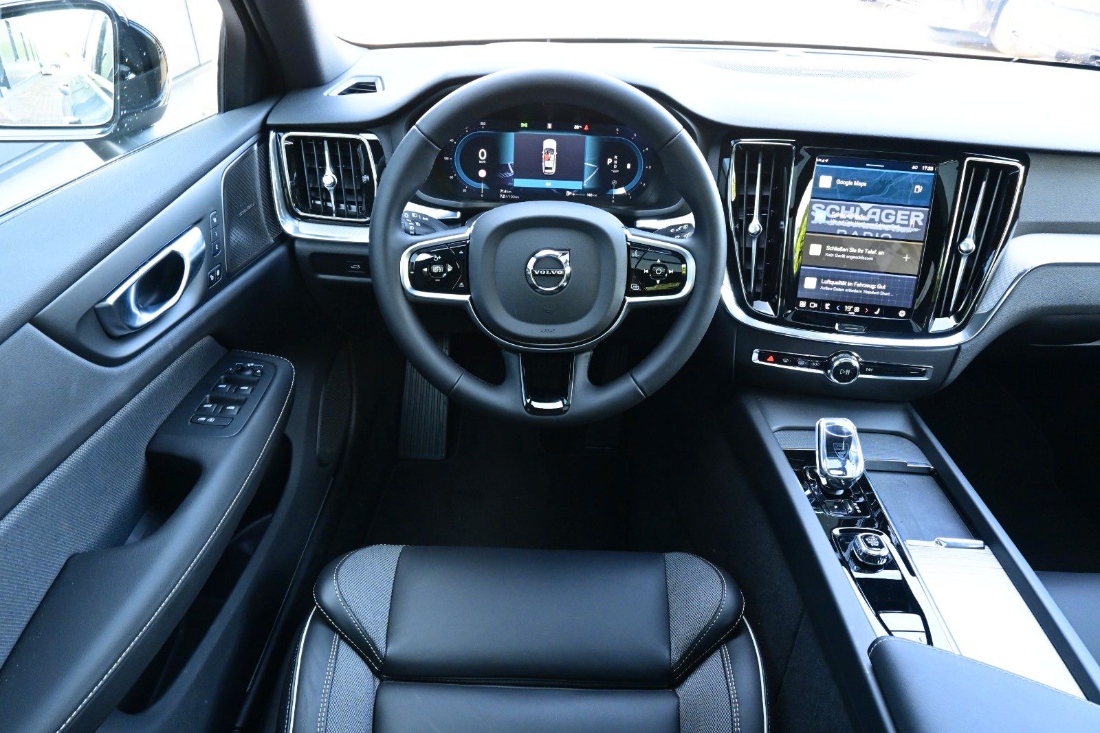 Fahrzeugabbildung Volvo V60 B4 D Auto Plus Dark*RFK*STDHZG*PANO*ACC
