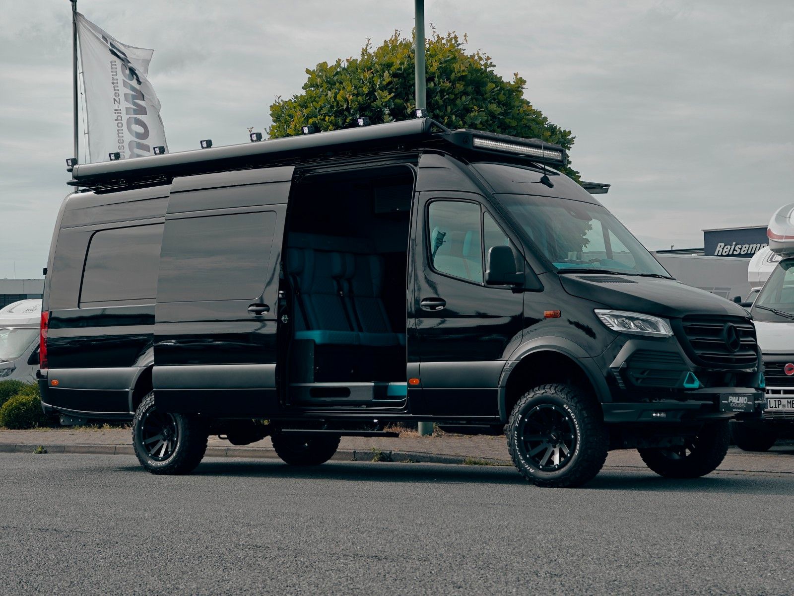 Fahrzeugabbildung Mercedes-Benz X-CROSSVAN 4x4² XXL - #1OFF