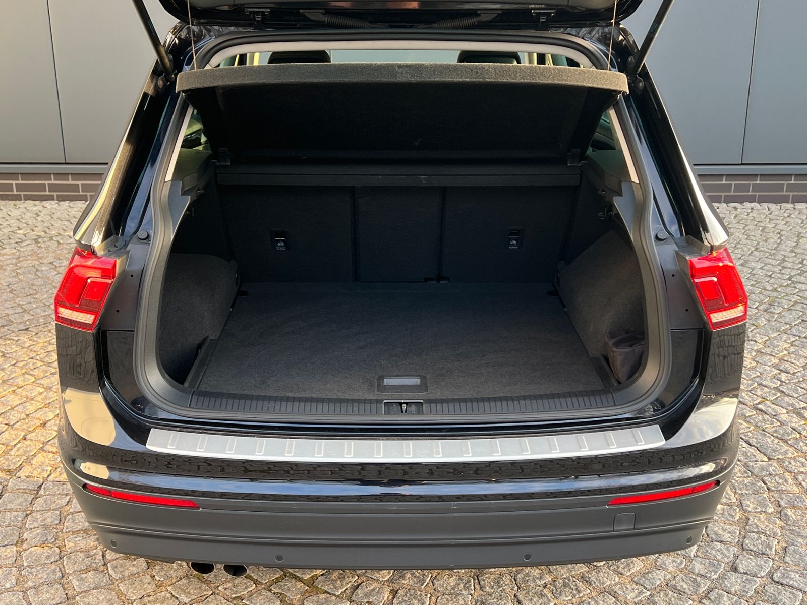 Fahrzeugabbildung Volkswagen Tiguan SOUND 1.4 TSI ACT BMT *AHK, Navi, Kamera*