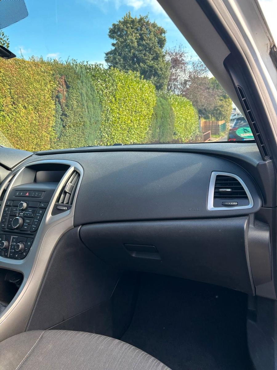 Opel Astra 2011 — photo 13