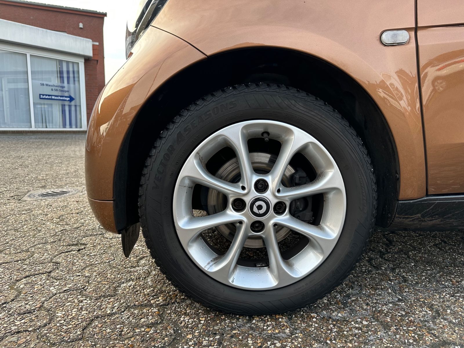 Fahrzeugabbildung Smart ForTwo coupe Pano/SHZG/GJR/Audio/hazelbrown