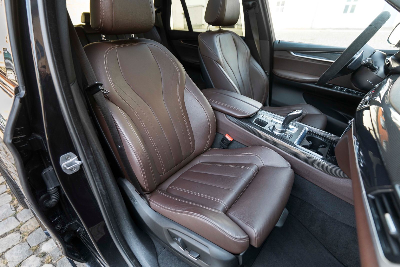 Fahrzeugabbildung BMW X5 xDrive50i M-SPORTPAKET HUD H&K CARPLAY 360°