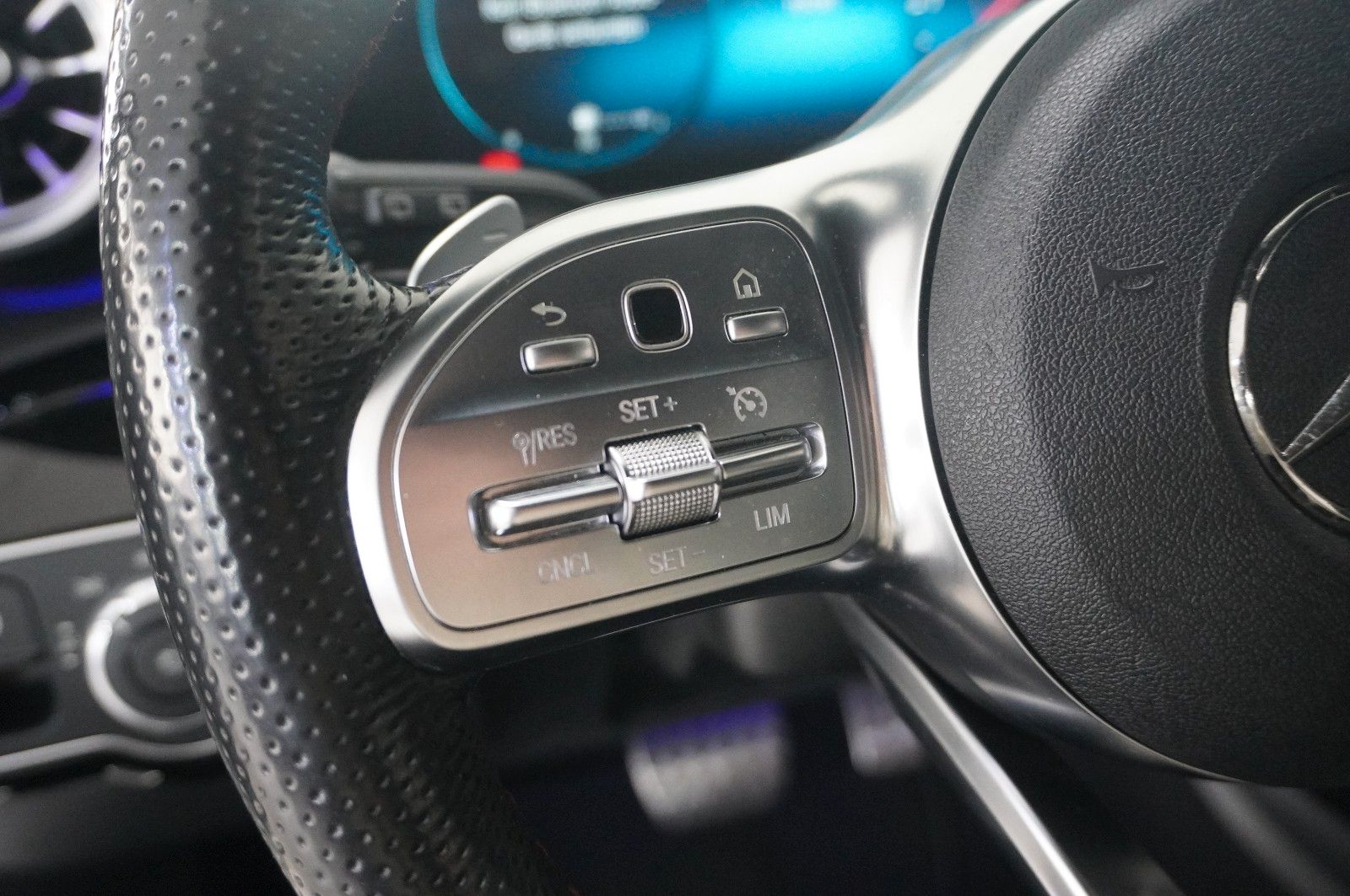 Fahrzeugabbildung Mercedes-Benz A 180 AMG LINE 7G-DCT NAVI/LED/VIRT./KAMERA/DAB+