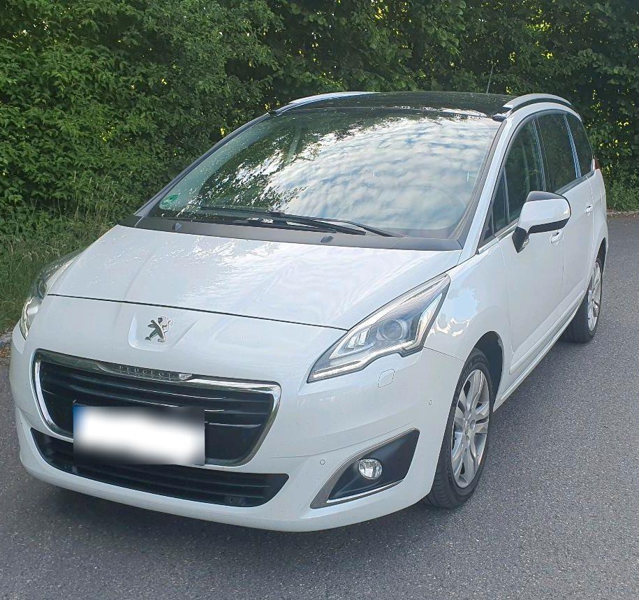 Peugeot e-5008