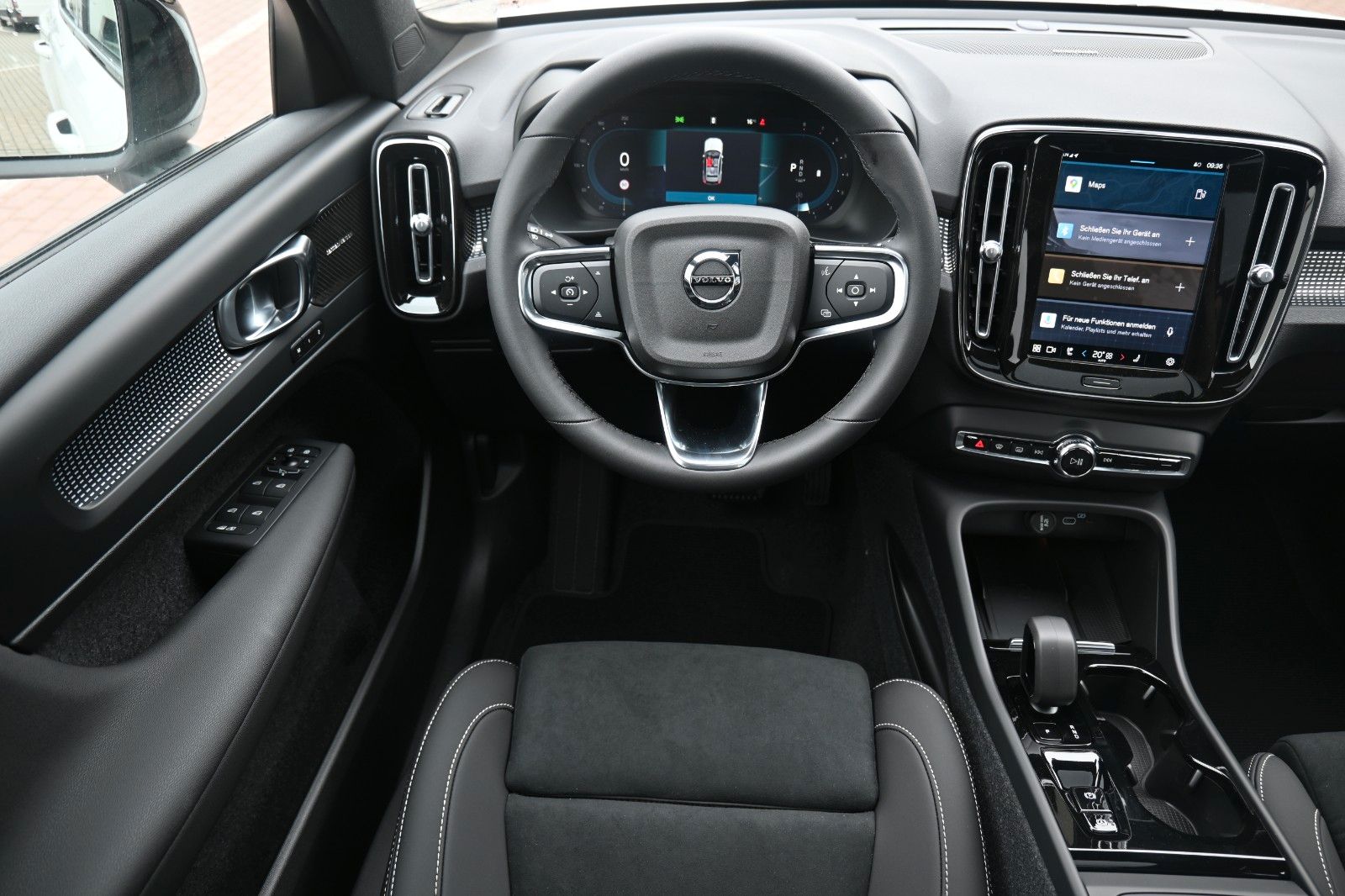 Fahrzeugabbildung Volvo XC40 B4 DKG Ultra Dark*FSHZG*PANO*360°*ACC