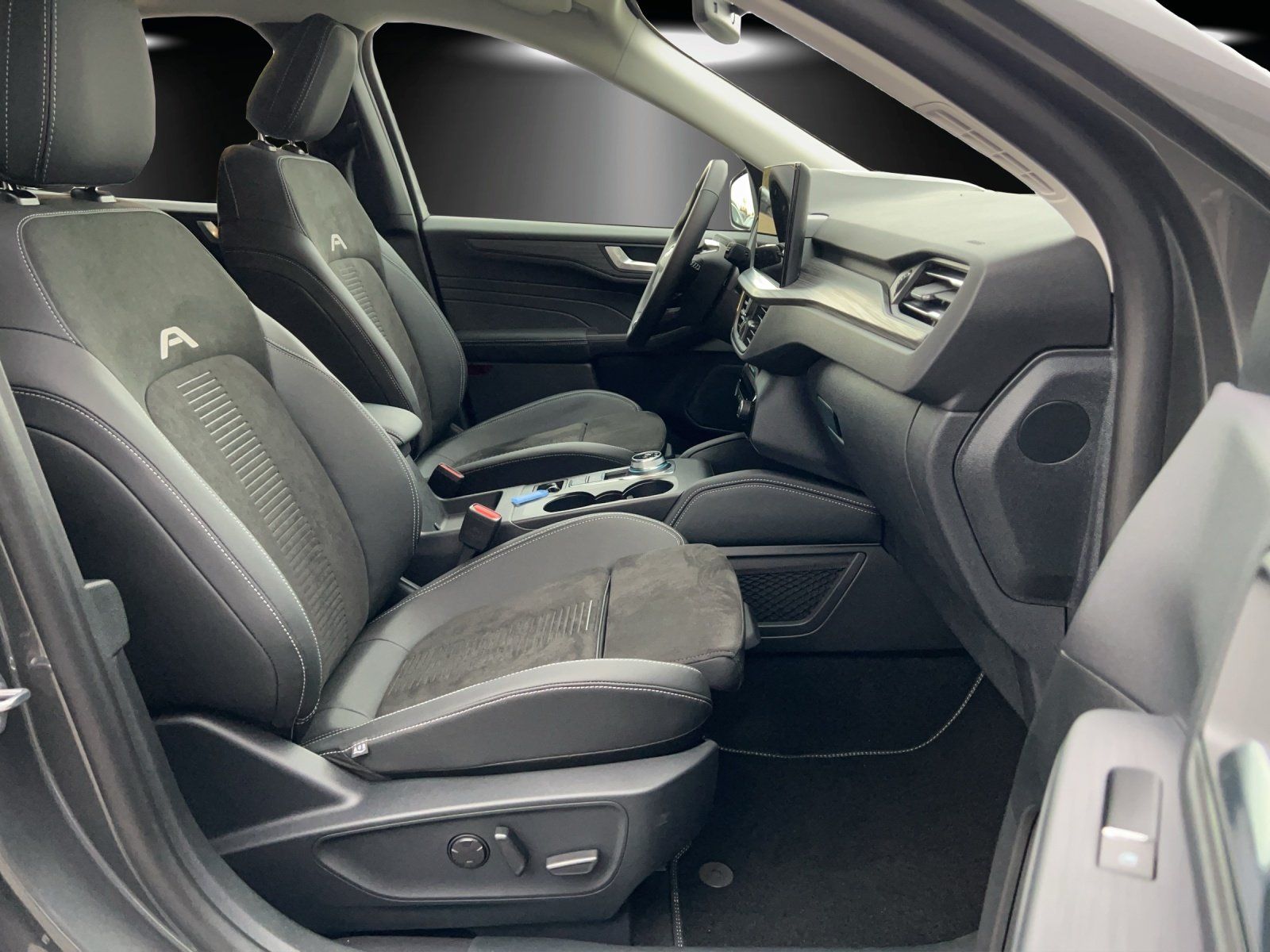 Fahrzeugabbildung Ford Kuga Active X FHEV Glas Dach Winter P. LM 20Z