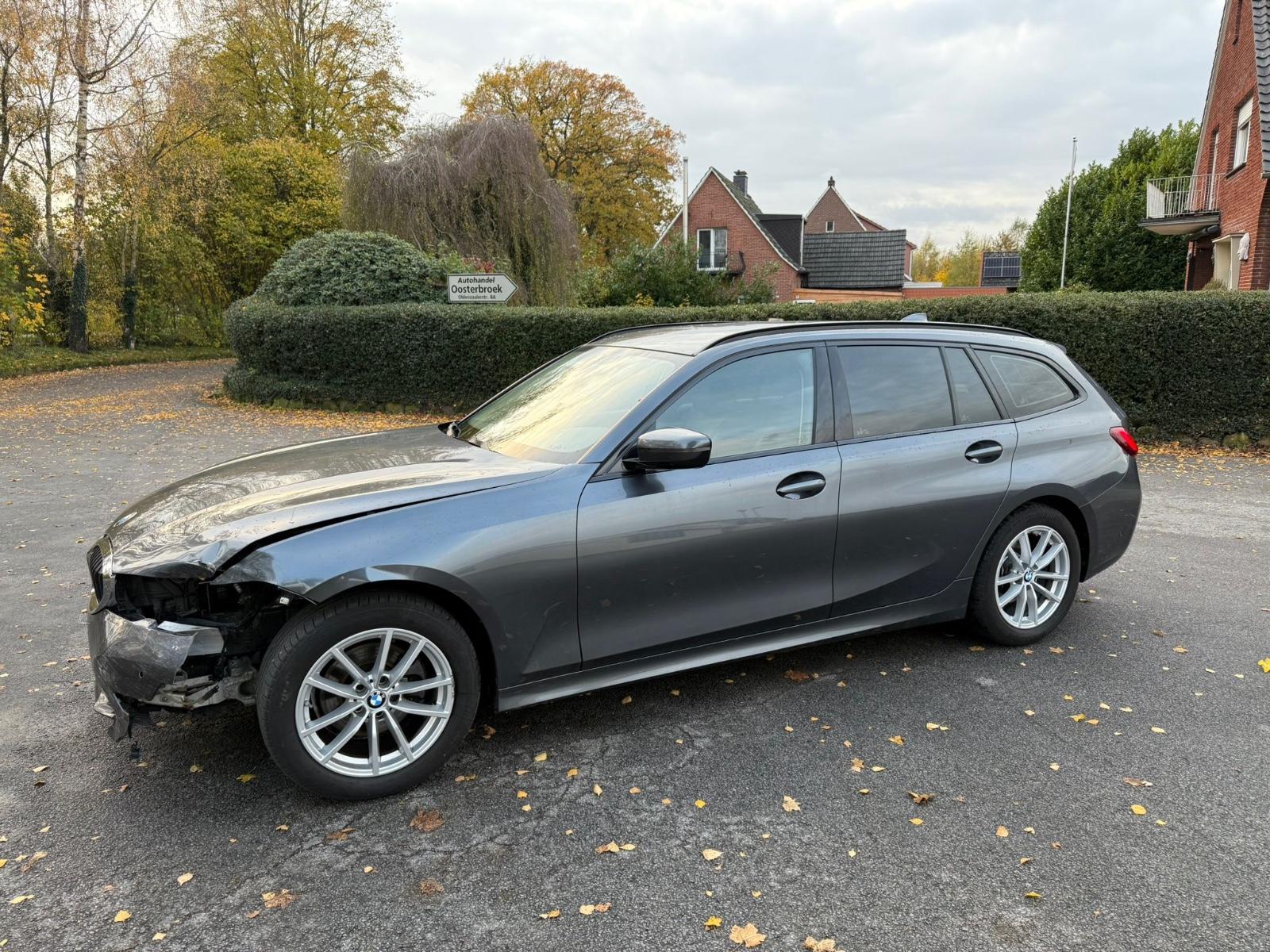 BMW 320 i Advantage Aut Navi  /   LED  / 79 Tkm