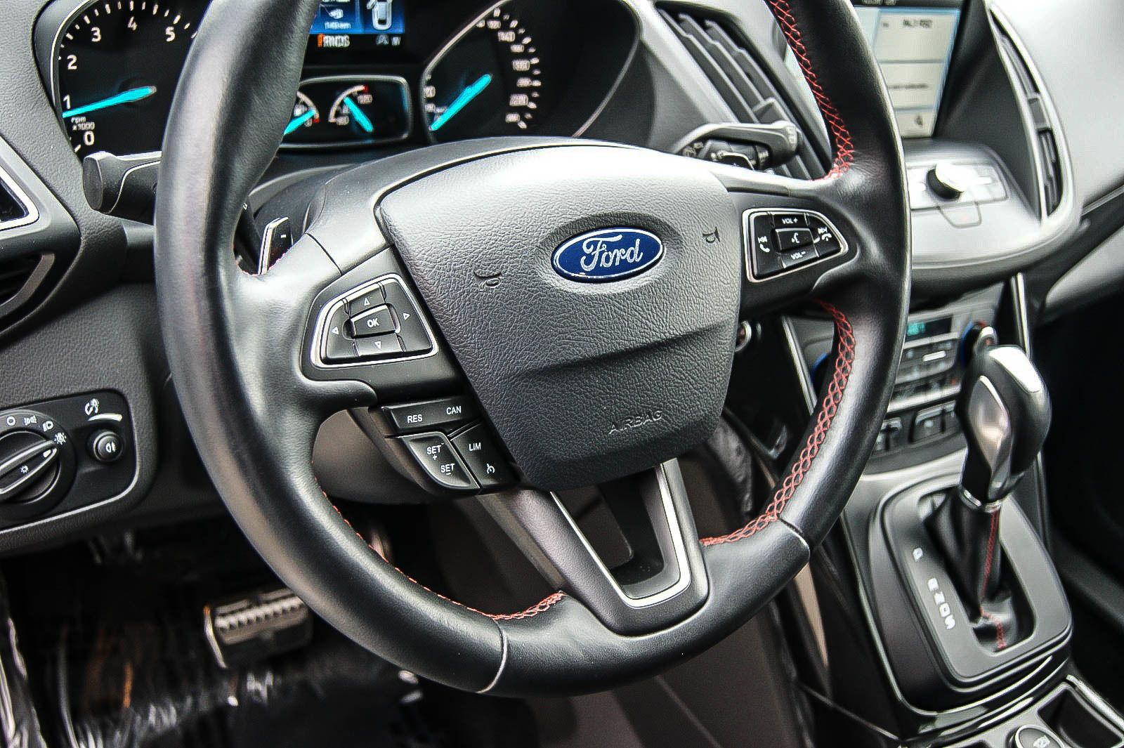 Fahrzeugabbildung Ford Kuga 15 EcoBoost 4x4 Auto ST-Line 1.HAND