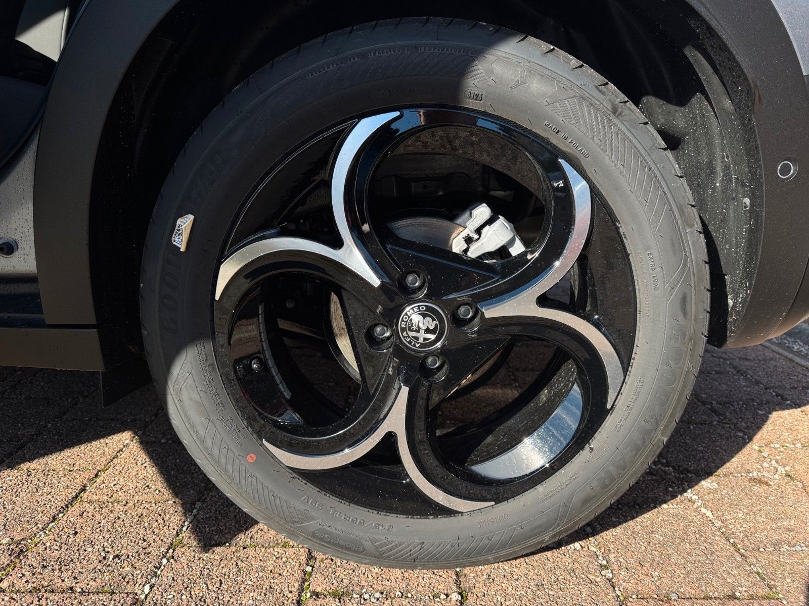 Fahrzeugabbildung Alfa Romeo Junior Ibrida Speciale 145PS Navi Kamera Massage